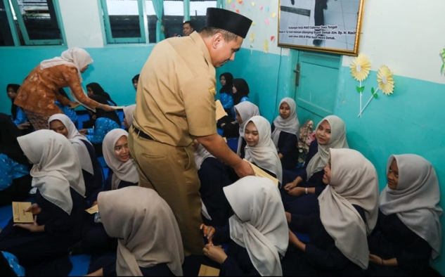 Gus Yasin Berikan Beasiswa Kuliah untuk Anak Panti Asuhan Kasih Mesra