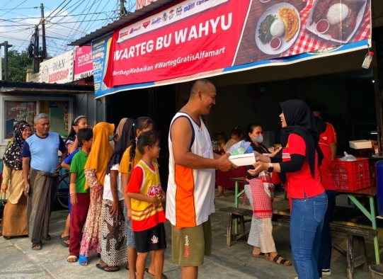 Antrean Paket Buka Puasa Gratis di Warteg Bu Wahyu, Berkah Ramadan dari Program Warteg Gratis Alfamart