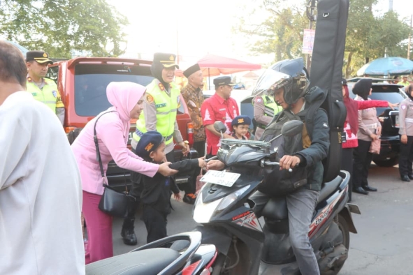 Polres Semarang Bagikan Ratusan Takjil dan Peringati Nuzulul Qur’an di Alun-Alun Bung Karno Ungaran