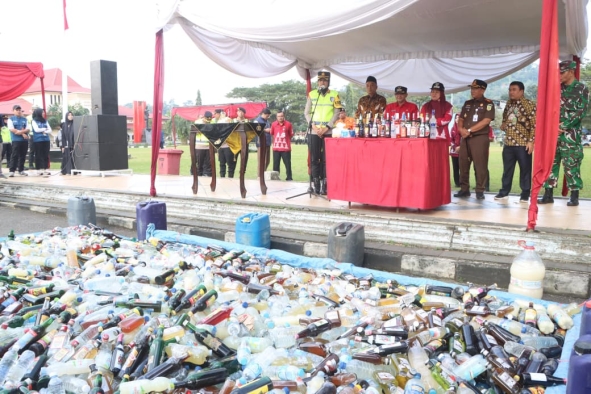 Polres Semarang Musnahkan 2.414 Botol Miras dan 330 Liter Tuak
