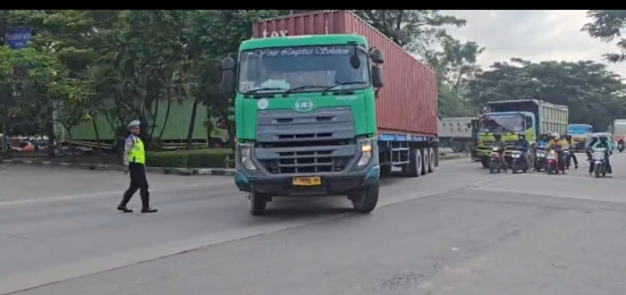 Pergerakan Truk Sumbu Tiga di Semarang Disekat Polisi