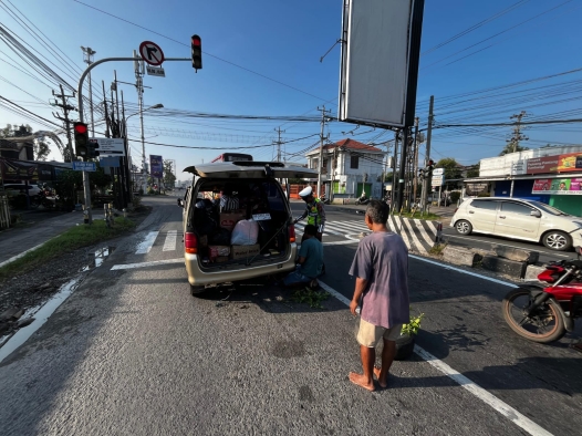 Polisi di Sukoharjo Bantu Pemudik Ketika Mobil Rusak