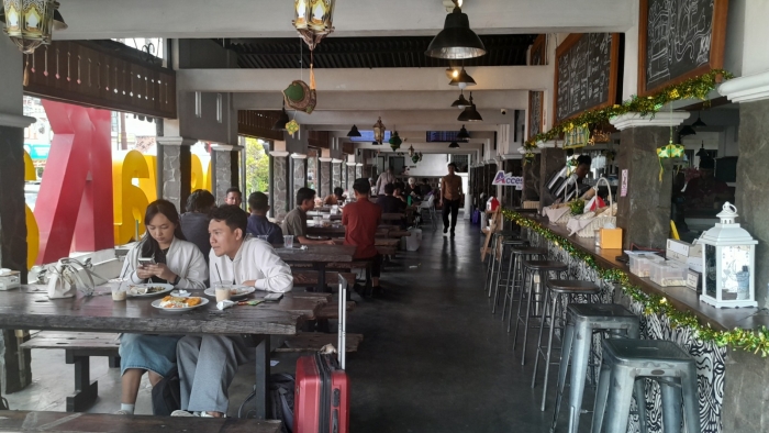 Loko Cafe Malioboro Hadirkan tempat Berlatar Rel Kereta Api untuk Pengunjung Bersantai