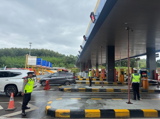 Arus Lalu Lintas di Gerbang Tol Kalikangkung Terpantau Padat, Polrestabes Semarang Siagakan Layanan 110