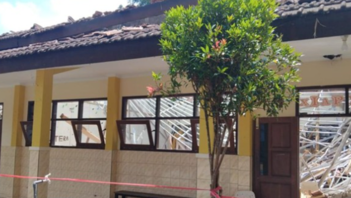 Atap SMKN 1 Ampelgading Ambruk, Tiga Ruang Kelas Rusak