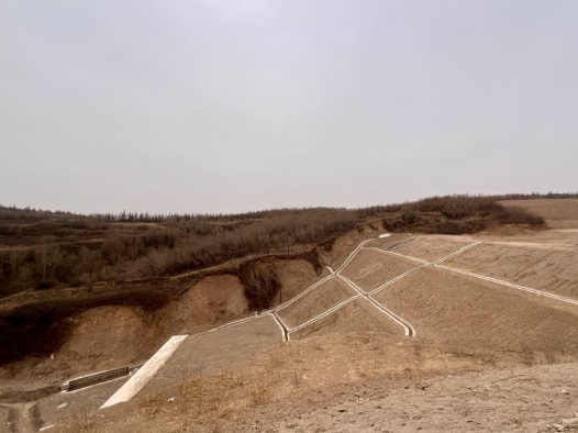 Mengulas langkah-langkah penanganan limbah material pengotor batu bara dalam praktik pertambangan hijau di China.