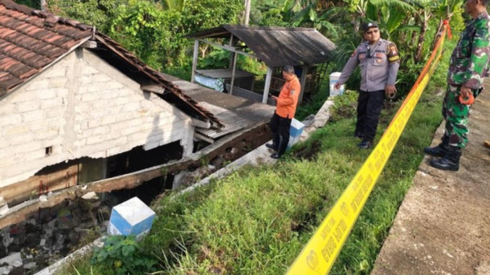 Talud Longsor di Tulungagung Timpa Rumah Warga, Dinding Jebol