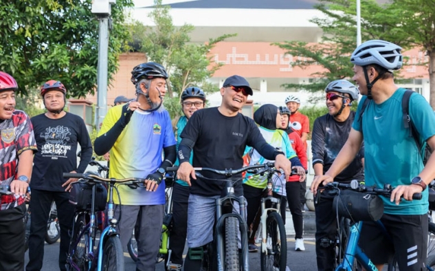 Hemat Energi, Gubernur Jateng dan Sejumlah Kepala OPD Berangkat ke Kantor Naik Sepeda