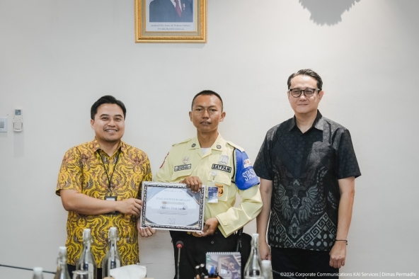 Apresiasi Petugas Keamanan, KAI Services Serahkan Piagam Penghargaan