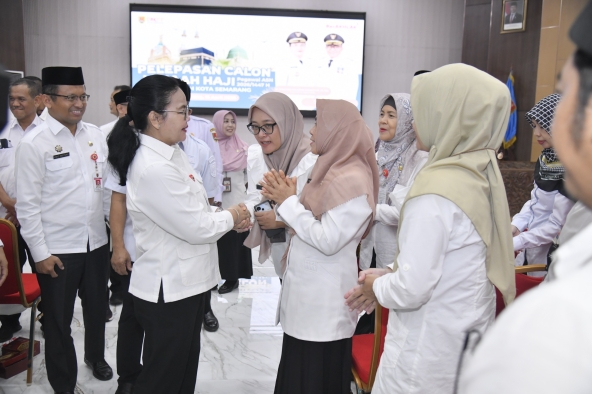 63 ASN Pemkot Semarang Diberangkatkan ke Tanah Suci, Wali Kota Agustina Tekankan Peran Teladan dan Pelayanan Jemaah