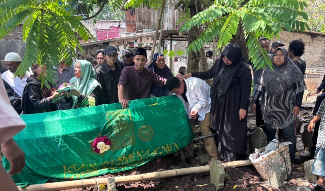 Dikawal Petugas Gabungan, Napi Narkotika di Lapas Semarang Keluar Sementara Hadiri Pemakaman Ayahnya