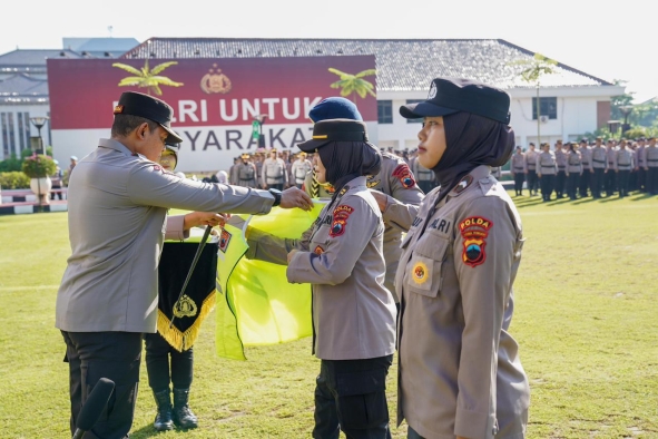Aksi May Day 2026: Kapolda Jateng Berikan Rompi Khusus Tim Polwan Negosiator