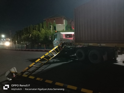 Portal Katrol di Jerakah Semarang Hancur Diseruduk Truk Kontainer