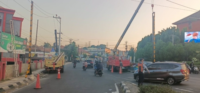 Usai Rusak Dihantam Truk, Dishub Kota Semarang Kembali Pasang Portal di Simpang Jrakah