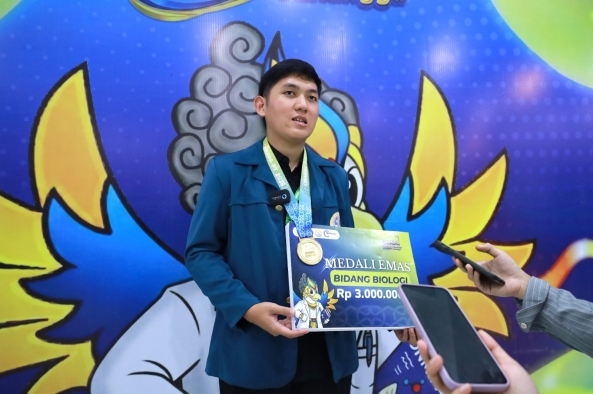 Mahasiswa FK UNAIR Raih Medali Emas ONMIPA Biologi di Tengah Padatnya Kuliah Kedokteran