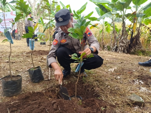 10.380 Bibit Pohon Ditanam oleh 2.595 Personel Polda Jateng yang Naik Pangkat