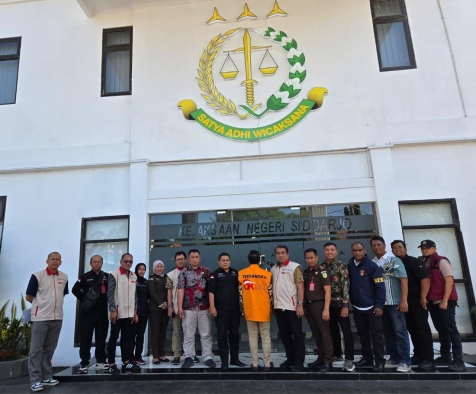OJK Serahkan Tersangka dan Barang Bukti Kasus BPR Sawa ke Kejari Sidoarjo