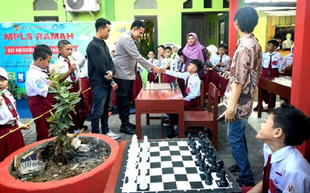 Siswa Kelas 4 SDN Kalipancur 02 Kalahkan Atlet Nasional dalam Catur Simultan Piala Pak Bhabin