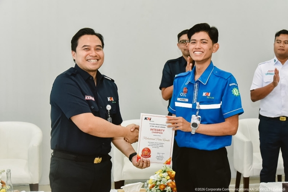 KAI Services  Berikan Apresiasi dan Penghargaan kepada Petugas OTC yang Kembalikan Dompet Penumpang