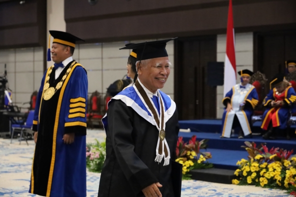 Tak Ada Kata Terlambat, Siahaan Raih Gelar Doktor di FIB UNDIP pada Usia 73 Tahun