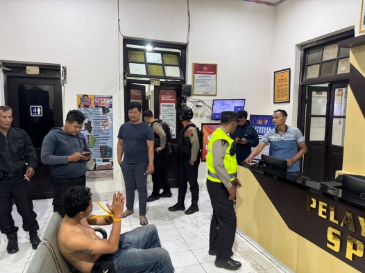 Polresta Surakarta Amankan Pria Tak Berbaju, Mabuk dan Ngamuk di UNS
