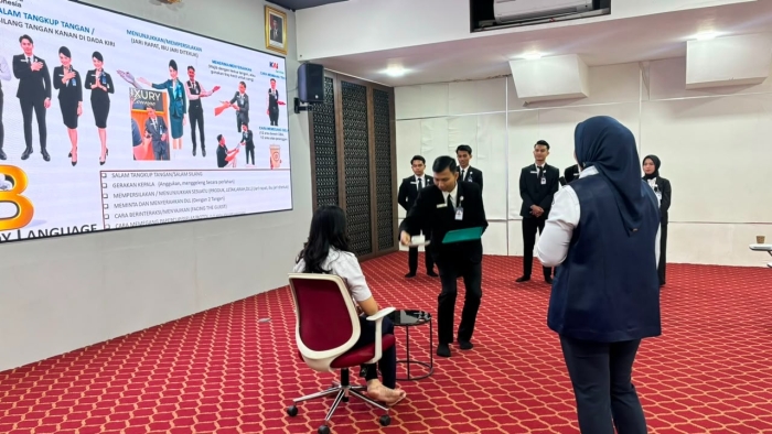 KAI Services Gelar Training Basic Hospitality untuk Petugas Luxury Lounge
