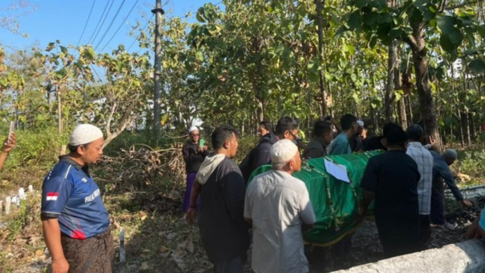 Pendaki Gunung Piramid Dimakamkan di Lamongan, Suasana Haru Iringi Prosesi Pemakaman