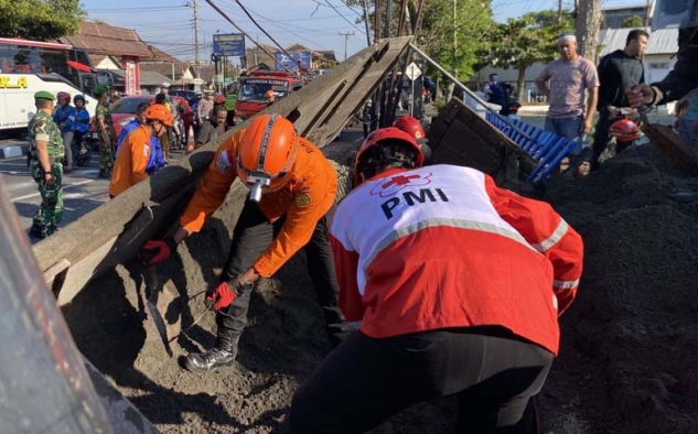 Dua Korban Terjepit Kabin Truk di Jalan Magelang Sleman Berhasil Dievakuasi Selamat