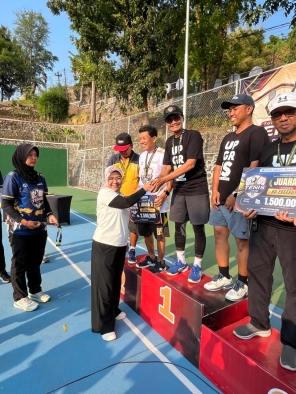 Rektor UPGRIS Temukan Ruang Kolaborasi di Lapangan Tenis