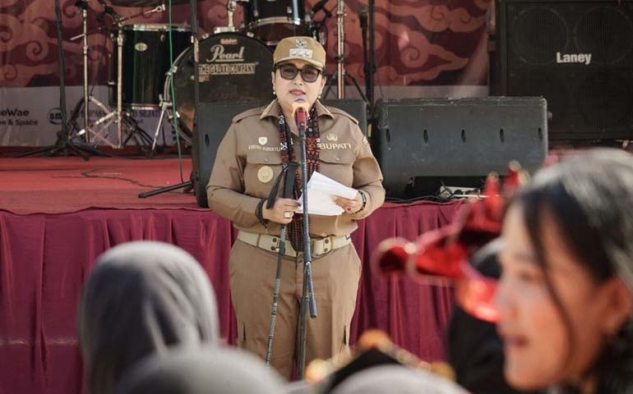 Kirab Budaya Warnai HUT ke-60 SMPN 1 Karangmojo, Siswa Kenalkan Ragam Adat Nusantara
