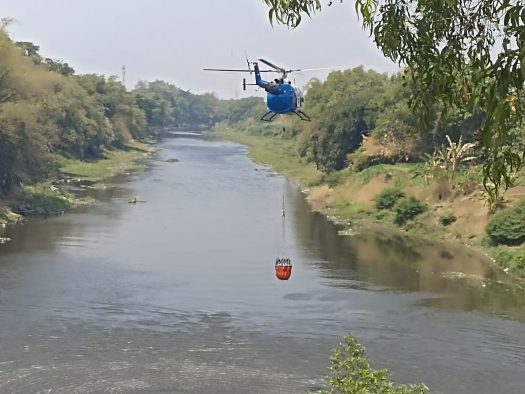 Polda Jateng Terjunkan Helikopter Water Bombing, Gerak Cepat Padamkan Kebakaran TPA Putri Cempo Surakarta dari Udara