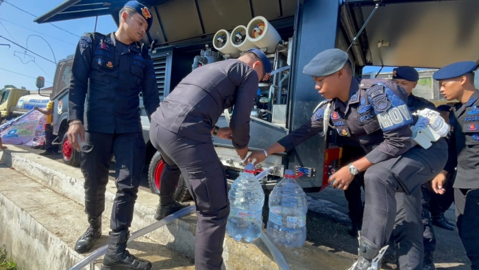 Brimob Polda Jateng Intensifkan Pendistribusian Air Bersih di Sejumlah Daerah Terdampak Kekeringan