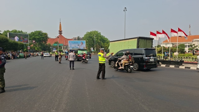 Kawal Pawai MTQN, Satlantas Polrestabes Semarang Alihkan Arus Secara Situasional Agar Mobilitas Warga Tetap Berjalan