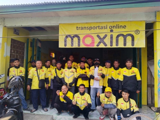 Tiga Tahun di Brebes, Maxim Gelar Aksi Bersih-Bersih Alun-Alun