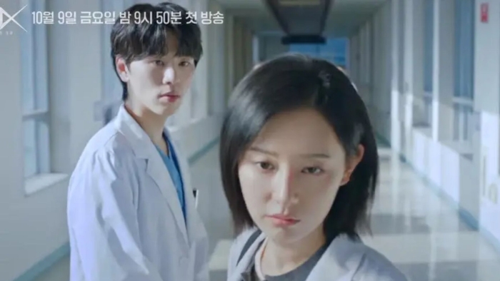 Kim Ji Won Tantang Sistem Rumah Sakit Korup dalam Doctor X