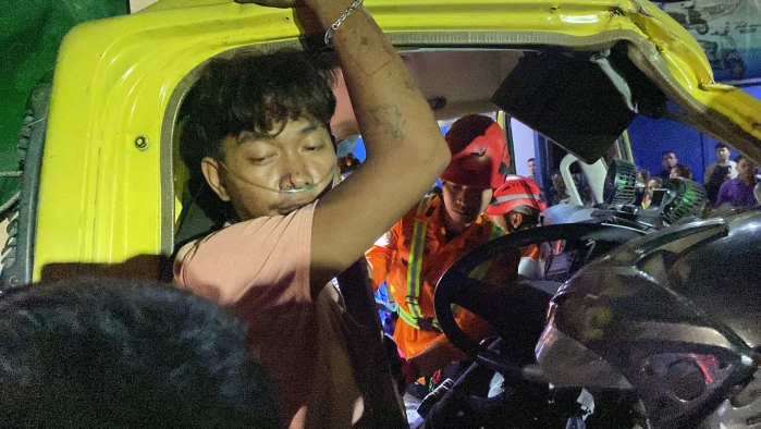 Lampu Belakang Mati, Dua Truk di Secang Magelang Tabrakan